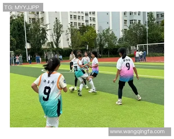 街头偶遇足球明星瞬间捕捉生活中的激情与梦想